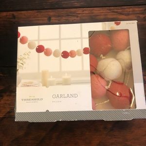 Threshold garland
